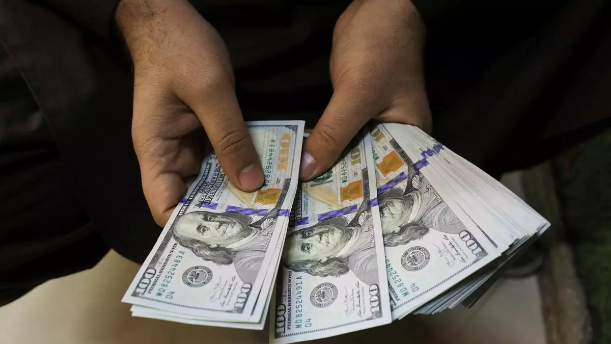 Dólar cai para R$ 5,08 e atinge menor nível desde novembro